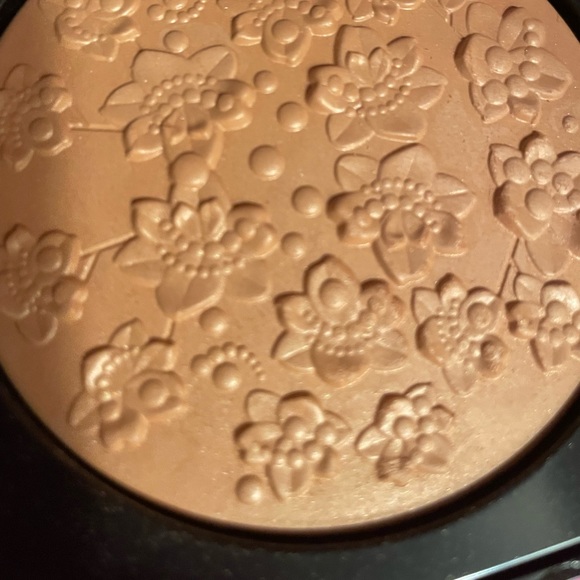 Gvenchy Floral Edition bronzer - Picture 2 of 5